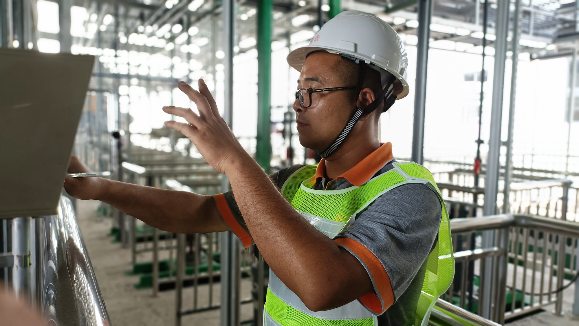 排污企業在接受環保部門檢查時應準備哪些材料？