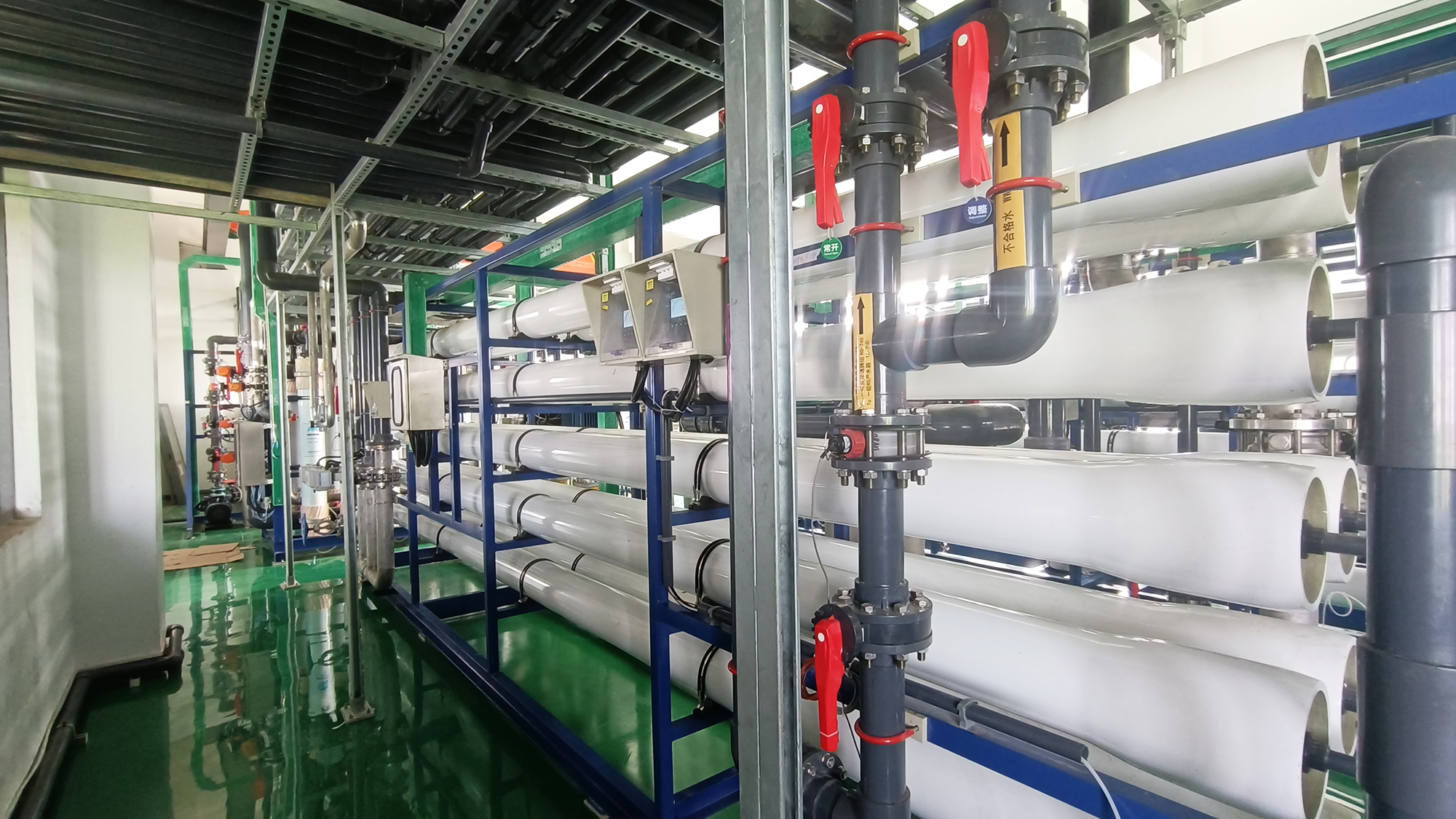 磷酸鐵鋰電池廢水處理設(shè)備中的斜板斜管沉淀池特點(diǎn)