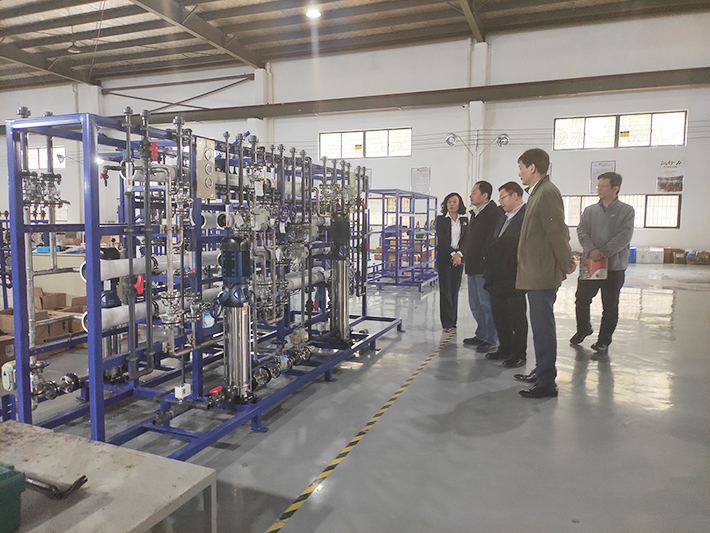 外資協(xié)會領導參觀生產(chǎn)車間