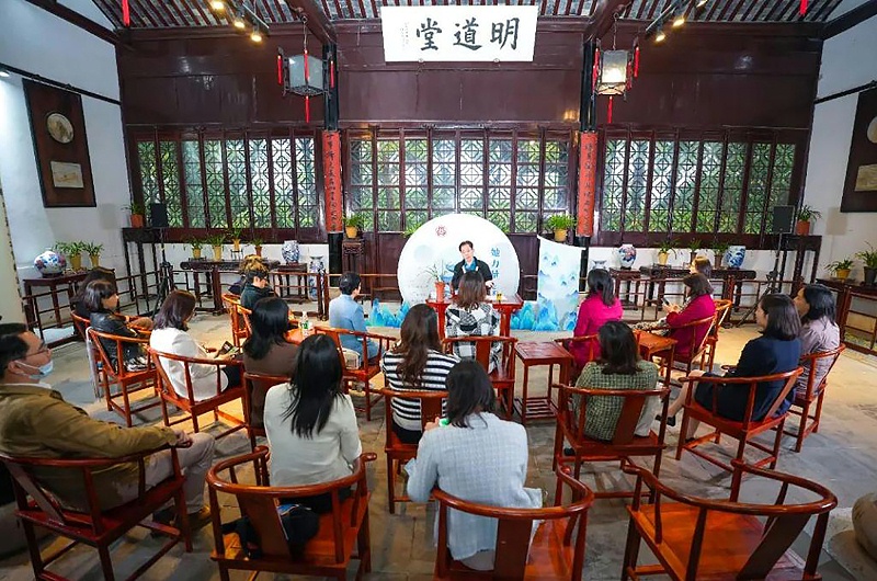 蘇州工業(yè)園區(qū)婦工委副主席何嘉茜、園區(qū)各街道婦聯(lián)主席及園區(qū)女企業(yè)家公益聯(lián)盟成員合影