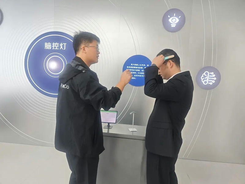 依斯倍一行前往浙江強腦科技參訪學(xué)習 (4)