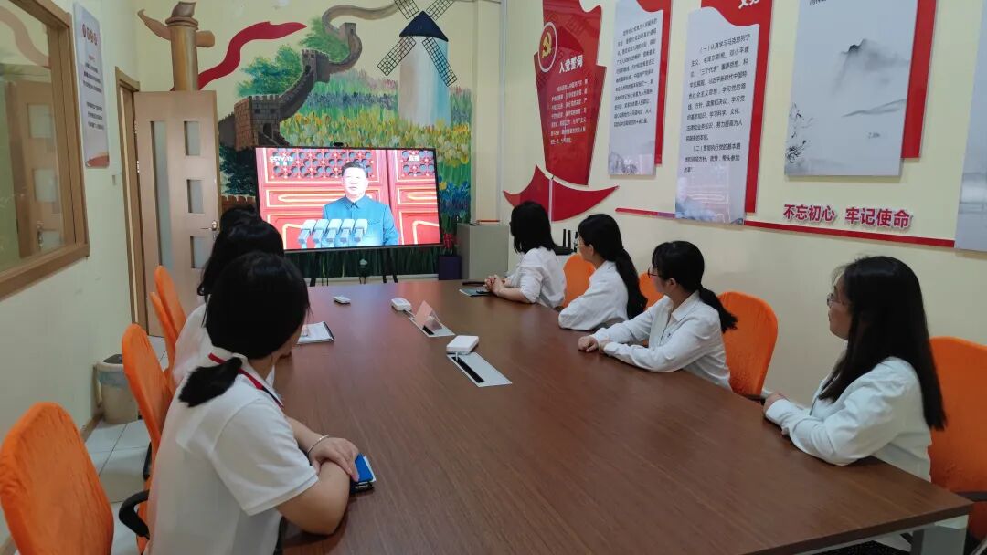 依斯倍組織員工觀看抗戰(zhàn)勝利80周年閱兵儀式，凝聚愛國情懷共筑未來